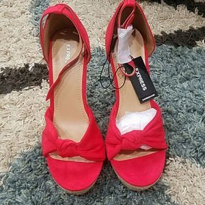 Express bow tie Wedges red size 9